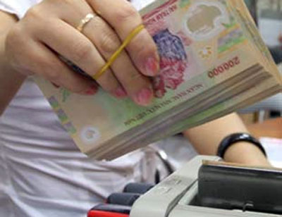 Lãi suất giảm, tiền gửi tiết kiệm vẫn tăng mạnh