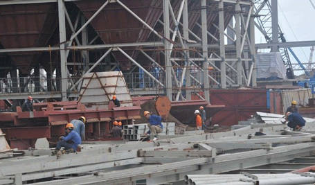 Lao động Việt có đủ, sao phải tuyển nước ngoài?