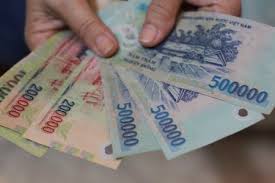 Lương nhân viên ngành nào tăng mạnh nhất, thấp nhất năm 2013?