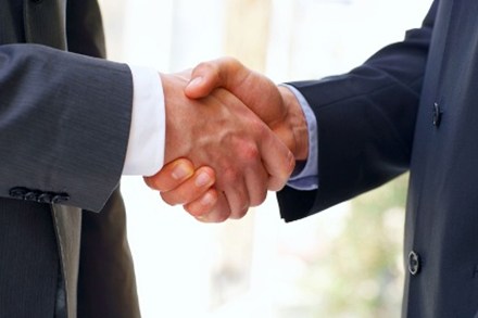 Làm sao hòa giải mâu thuẫn giữa hai nhân viên