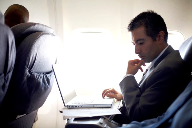 “Ngã ngửa” vì mất gần 1.200 USD chỉ để đọc email trên máy bay
