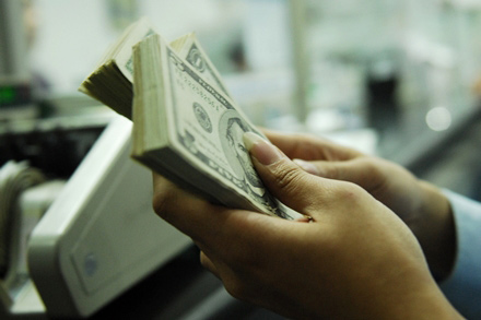 Ngân hàng đồng loạt hạ giá USD