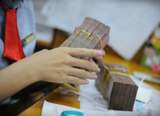 Ngân hàng hết thời ăn chênh lãi suất