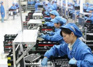 Nghịch lý kinh tế Việt Nam nhìn từ ốc vít, sạc pin