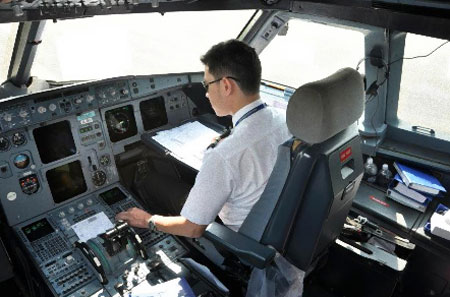 Bỏ trường Ngoại thương, 9X học 2 năm thành cơ phó Jetstar Pacific