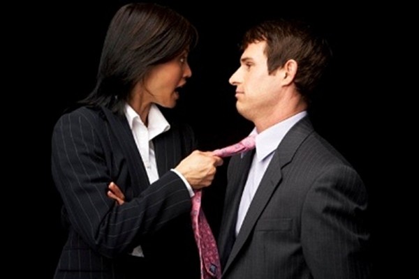 Khi sếp bà tới công sở… đánh ghen
