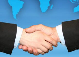 Ra biển rộng, doanh nghiệp chọn đối đầu hay đối tác?