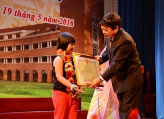 “Thần đồng” chơi trống Trọng Nhân và các học sinh xuất sắc được khen thưởng