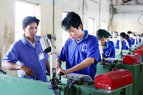 Ưu đãi vật chất, vì sao nhân tài vẫn không muốn về tỉnh?