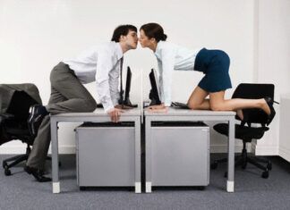 Tình công sở và những rủi ro thường thấy