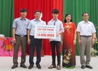Trao học bổng cho học sinh nghèo vượt khó