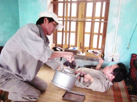 Anh nông dân khuyết tật làm giàu từ mô hình chăn nuôi gà