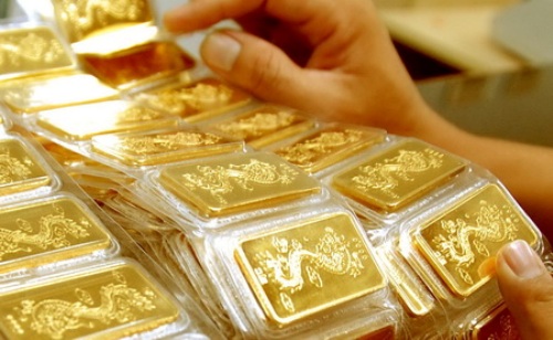 Giá vàng lao dốc, chênh lệch bán ra – mua vào lên 500 nghìn đồng/lượng