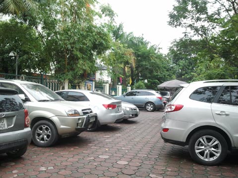 “Trông giữ xe trên vỉa hè là nghề siêu lợi nhuận”