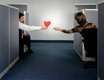 Yêu đồng nghiệp và những nguyên tắc cần biết